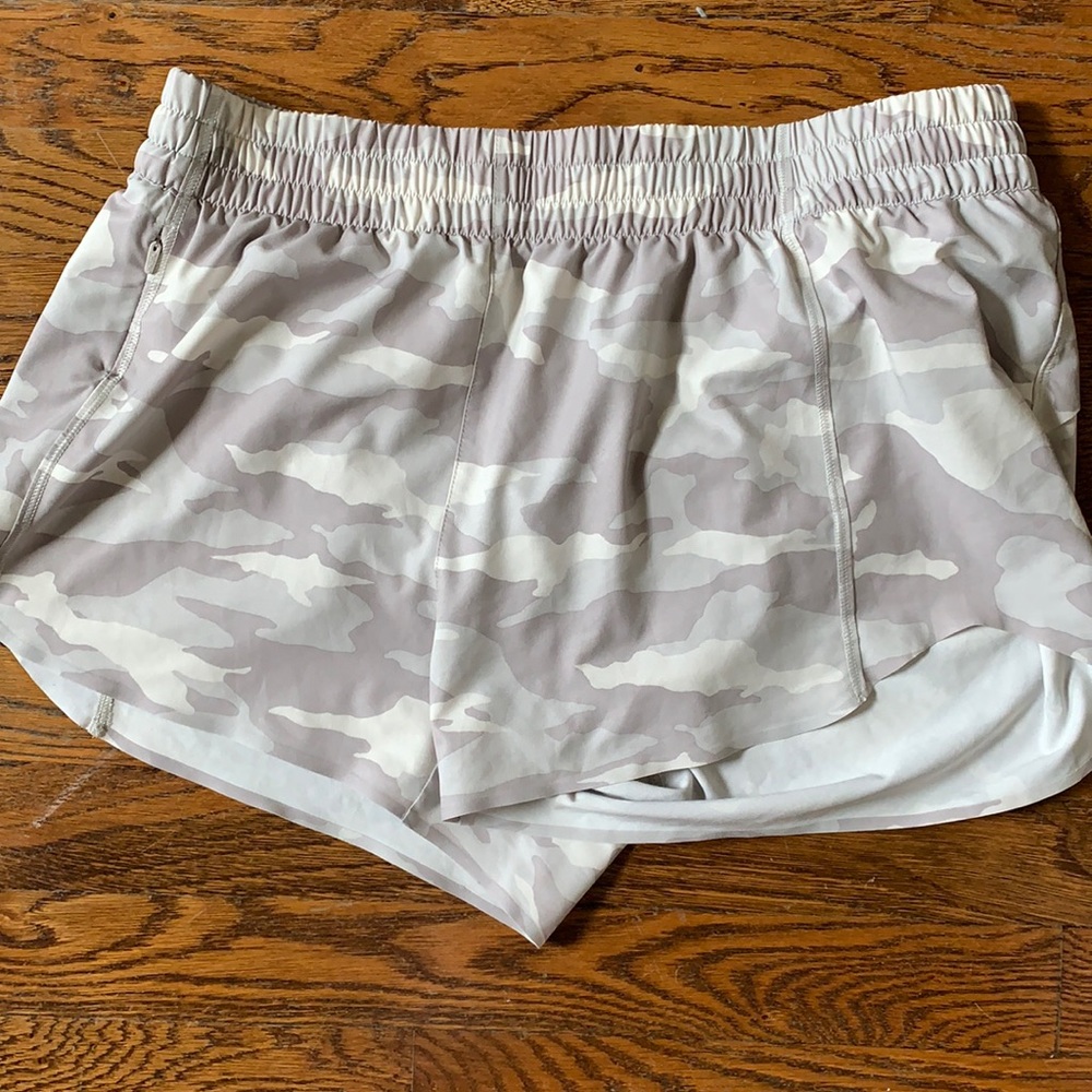 Athleta Printed Hustle 3” Shorts - White Camo